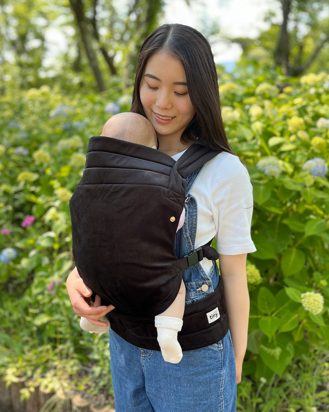 The Tiny Cuddles Velvet Carrier - Black